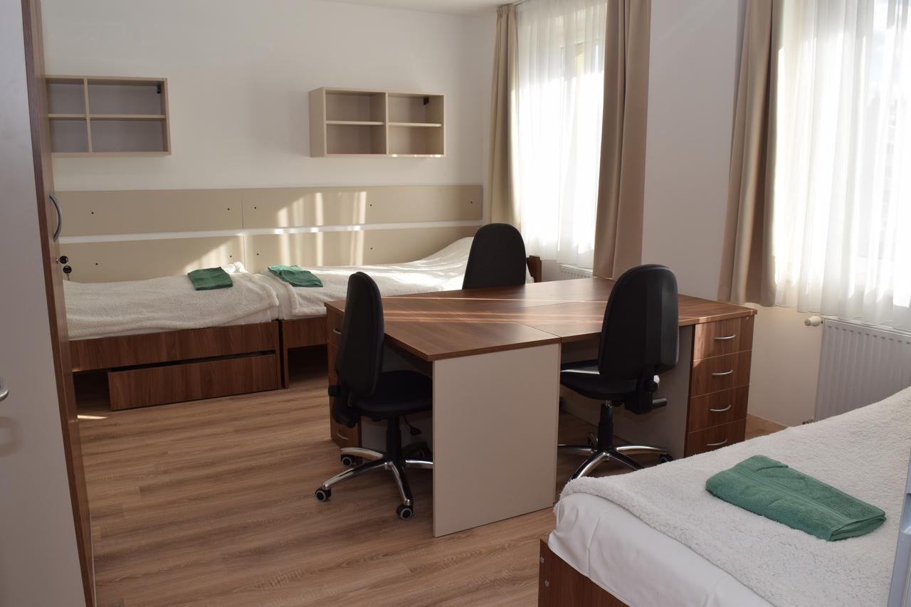 Marothi Kollegium Hostel Debrecen Buitenkant foto