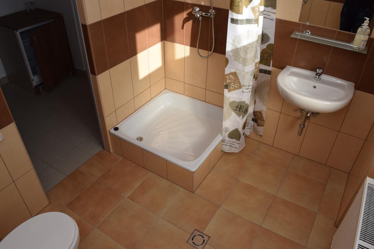 Marothi Kollegium Hostel Debrecen Buitenkant foto