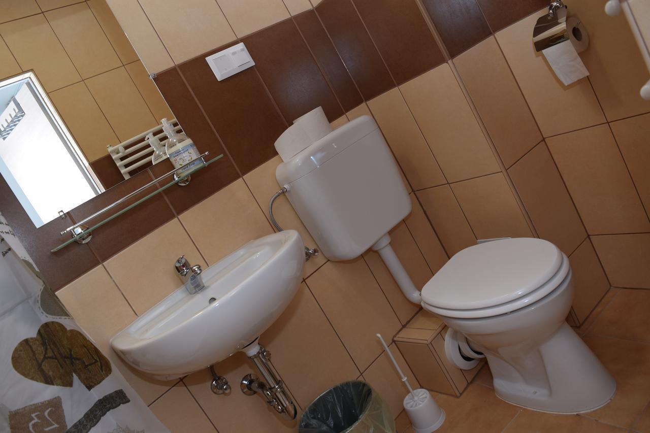 Marothi Kollegium Hostel Debrecen Buitenkant foto
