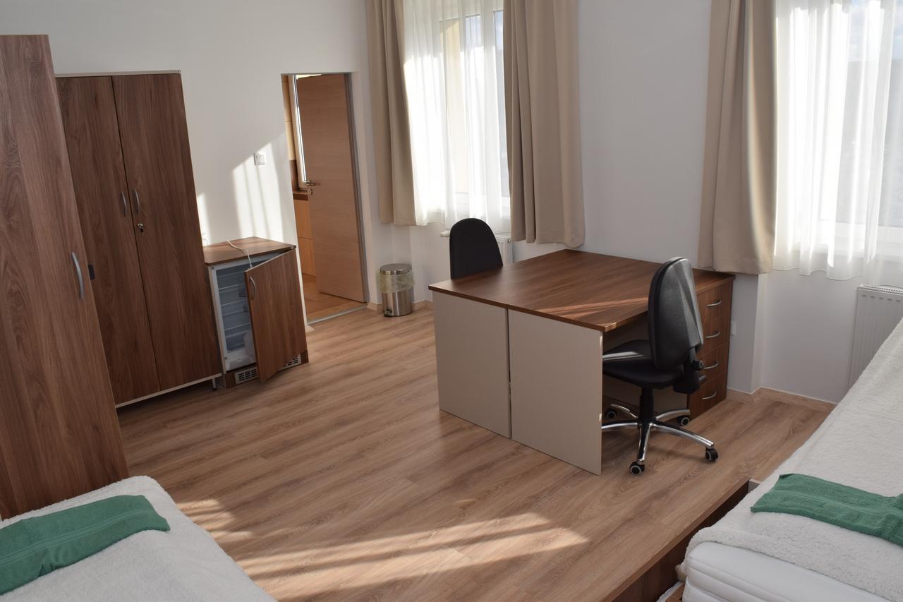 Marothi Kollegium Hostel Debrecen Buitenkant foto